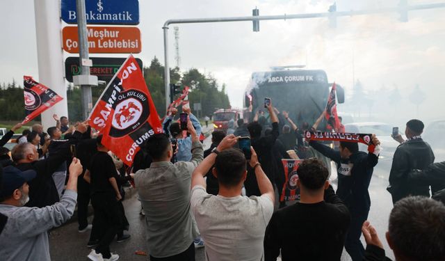 Taraftarlar şampiyon takımlarını coşkuyla karşıladı