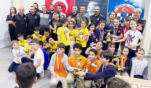 Satrançta miniklerin şampiyonu Özel Bilgi Koleji
