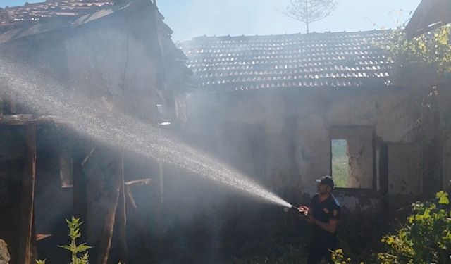 Metruk evde korkutan yangın