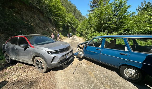İki otomobil çarpıştı: 5 yaralı