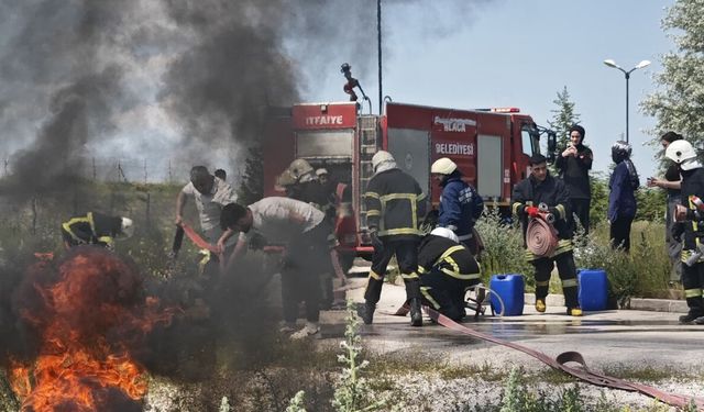 Alaca'da üniversite öğrencilerine uygulamalı yangın eğitimi