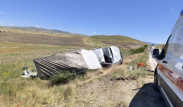 Çorum'da kamyonet devrildi: 2 yaralı
