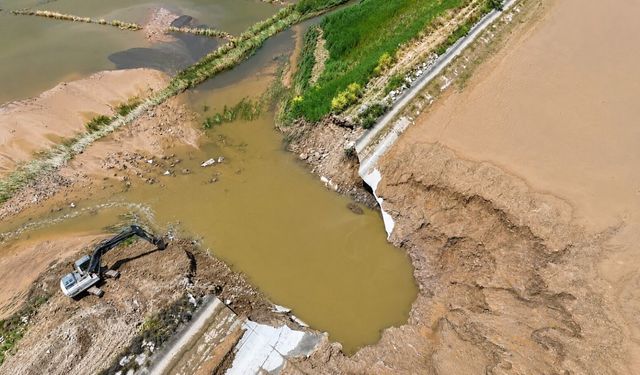 HES bendi patladı, çeltik  tarlaları su altında kaldı