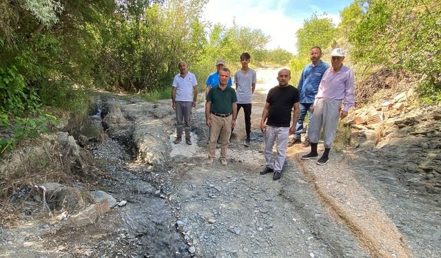 Sel baskını yolu dağıttı  vatandaş çözüm arıyor