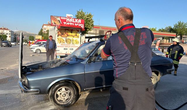 Otomobilde çıkan yangını vatandaşlar söndürdü