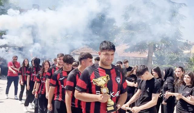 Türkiye şampiyonu olan öğrencilere meşaleli karşılama