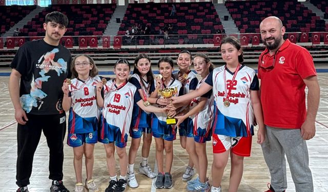 ‘Pota’da Bahçeşehir’in minik kızları şampiyon