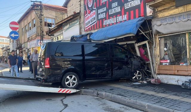 Önce park halindeki araçları biçti, sonra iş yerine daldı