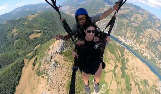 Kazada hayatını kaybeden paraşüt pilotu Bayram Kurt gökyüzünde anıldı