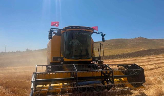 Kaymakam Köksal  biçerdöver kullandı