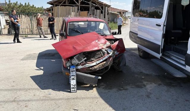 Çorum’da minibüs ile otomobil çarpıştı: 2 yaralı