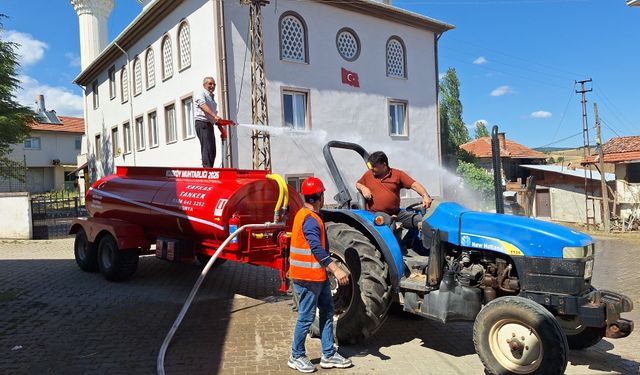 İtfaiyeyi beklemeyecekler! Köylüler kurban kesip kutlama yaptı