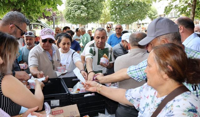 CHP'nin aşure etkinliğine yoğun ilgi