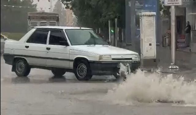 İnönü Caddesi'nde rögar taştı