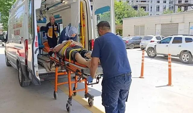 Çarpıştığı kamyonetin altında kalan motosikletli hayatını kaybetti