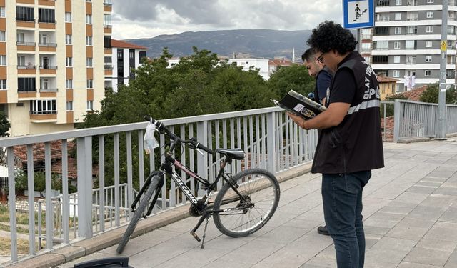 Bisikletiyle geldi,üst geçitten kendini boşluğa bıraktı