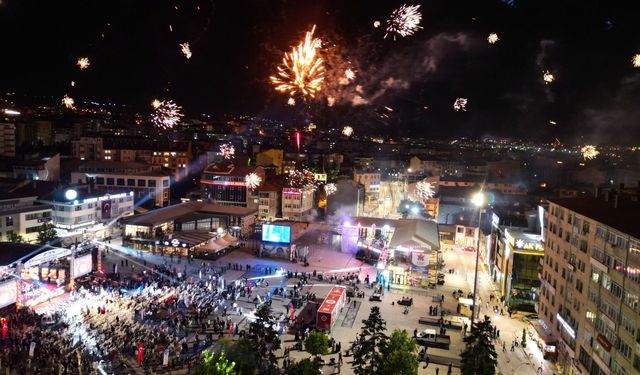 Havai fişek gösterisiyle  coşku doruğa ulaştı