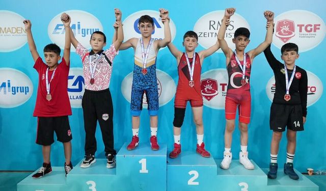 Minik güreşçilerden 1 altın, 1 bronz madalya