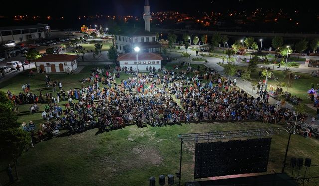 Osmancık’ta açık hava  sinema gecesinde  "Yıldızlar da Kayar" izlendi