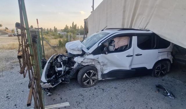 Çorum'da kontrolden çıkan tır, hafif ticari aracın üzerine devrildi: 1 yaralı