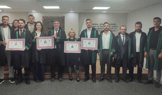 Beş avukat  cübbe giydi