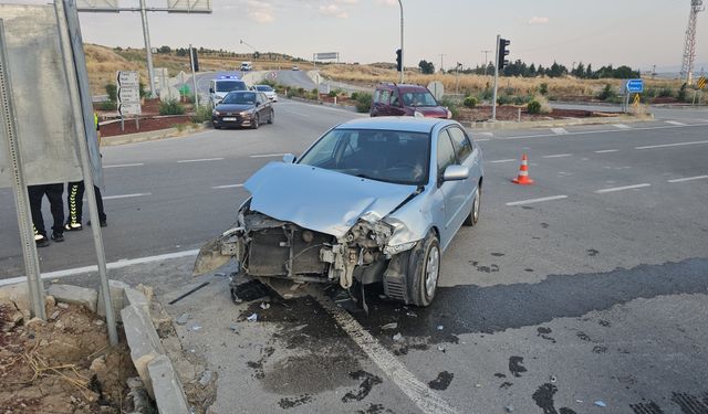 Çorum’da kavşakta iki otomobil çarpıştı