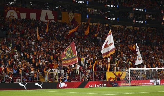 Sarı-kırmızılı taraftarlardan 'Yönetim istifa' tezahüratı