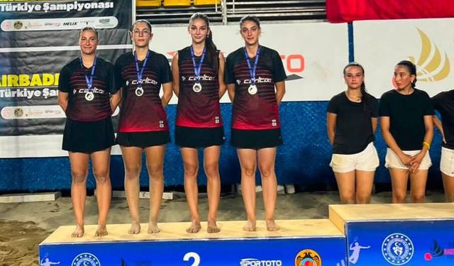Badmintonda çifte  Türkiye ikinciliği!