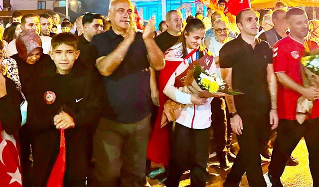 Dünya şampiyonu Özdenur Özmez’e coşkulu karşılama