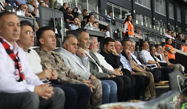 Protokol tribünü doldu!