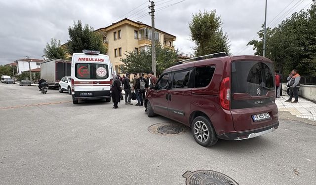 Çorum'da hafif ticari araç ile elektrikli motosiklet çarpıştı: 1'i çocuk 2 yaralı