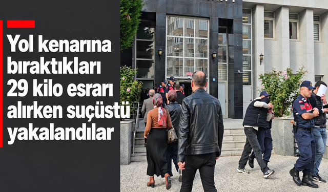 Çorum'da yol kenarındaki 29 kilo esrarı alırken suçüstü yakalandılar