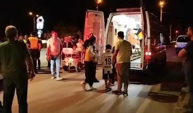 Otomobille elektrikli motosiklet çarpıştı: 2'si çocuk 3 yaralı