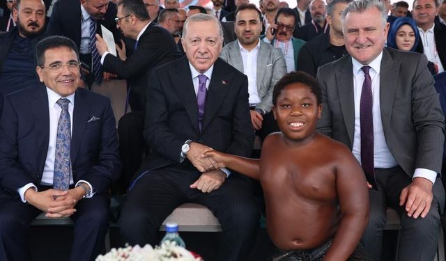 Cumhurbaşkanı Erdoğan'ın sohbet ettiği Tanzanyalı minik güreşçi Çorum'da er meydanına çıktı