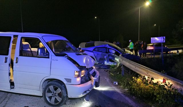 Çorum’da otomobil ile minibüs çarpıştı : 3 yaralı