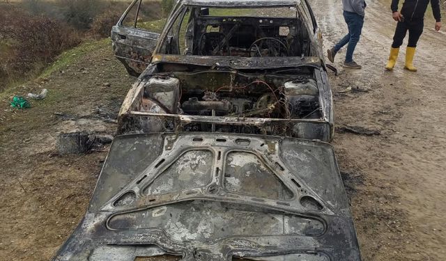 Çorum'da yanan otomobil kullanılamaz hale geldi