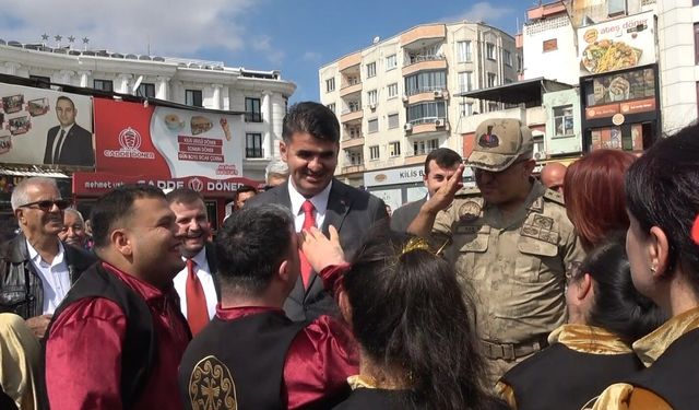 Jandarma Komutanını görünce asker selamı verdiler