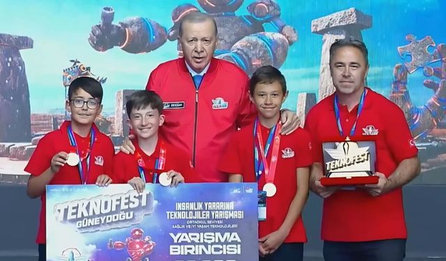 Türkiye birincisi olan Çorumlu öğrencilere ödülünü Cumhurbaşkanı Erdoğan verdi