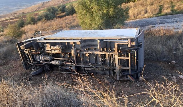 Kamyonet devrildi: Şans eseri yaralanan olmadı