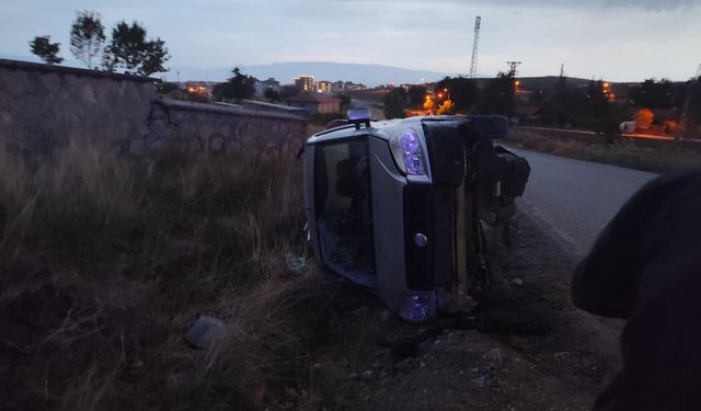 Çorum’da kontrolden çıkan hafif ticari araç devrildi
