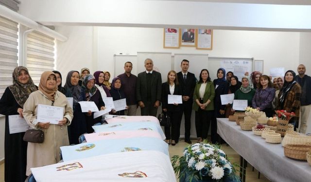 Masal kahramanlarının  figürleriyle çocuk yorganı