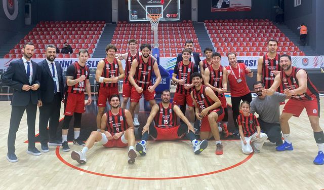 Dev adamlar galibiyeti son saniye üçlüğü ile aldı: 62-59