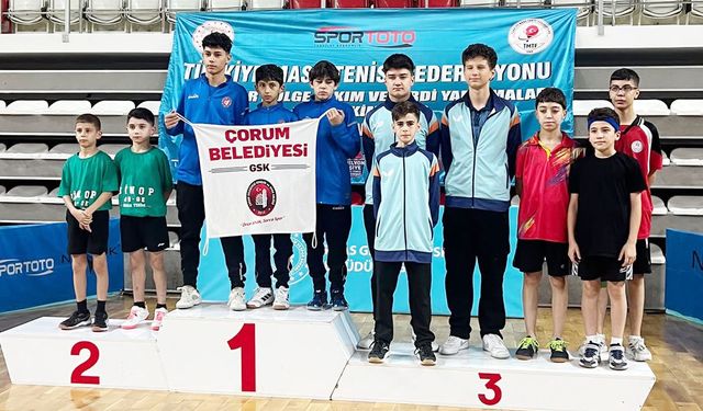 Çorumlu yıldız raketler  Sivas’ta şampiyon oldu