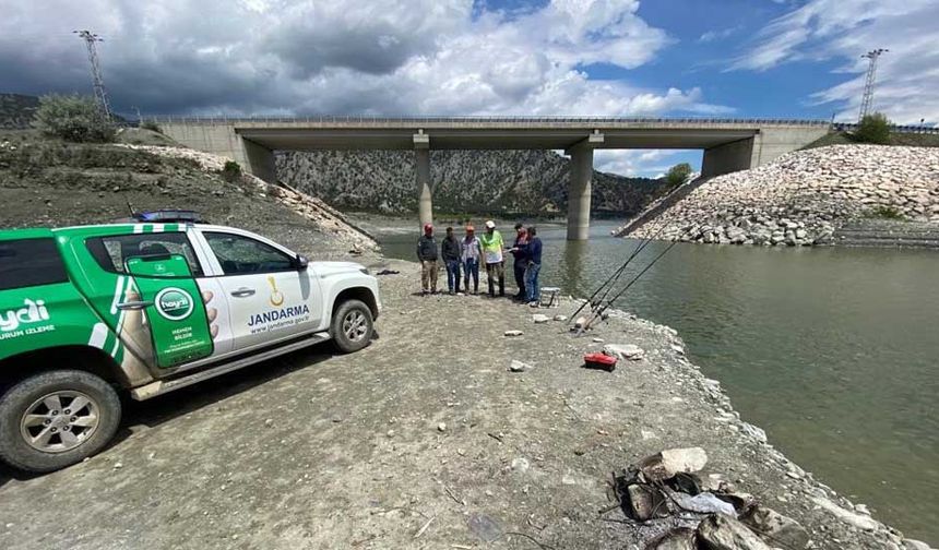 Jandarma, kaçak balık avına geçit vermiyor