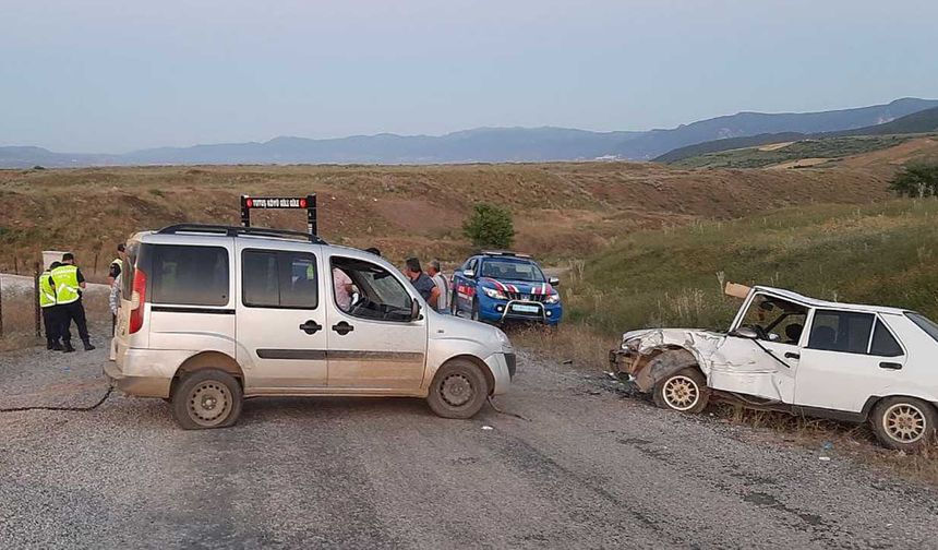 İki araç çarpıştı, düğüne giden 8 kişi yaralandı