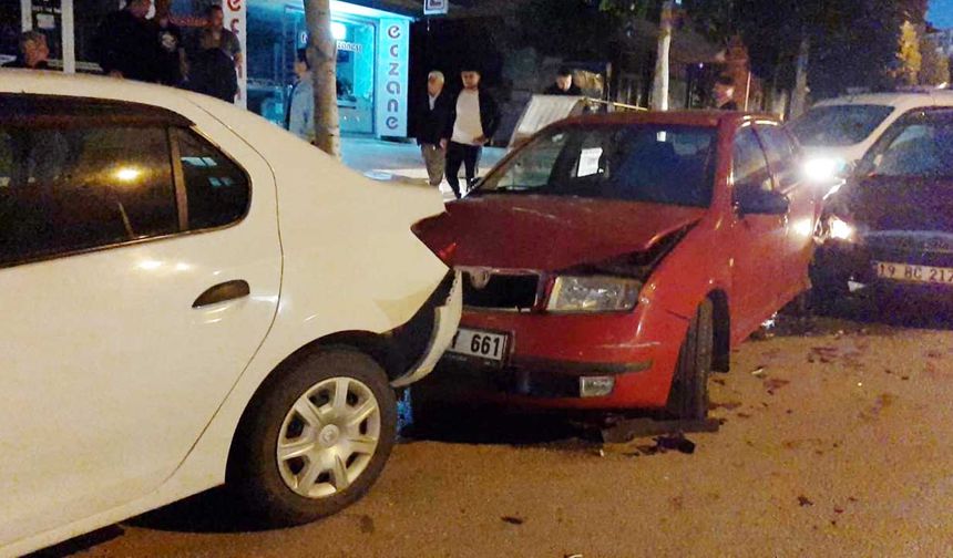 Alkollü sürücü park halindeki 3 otomobile çarptı