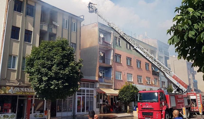 Apartman çatısı yandı, 1 kişi dumandan etkilendi