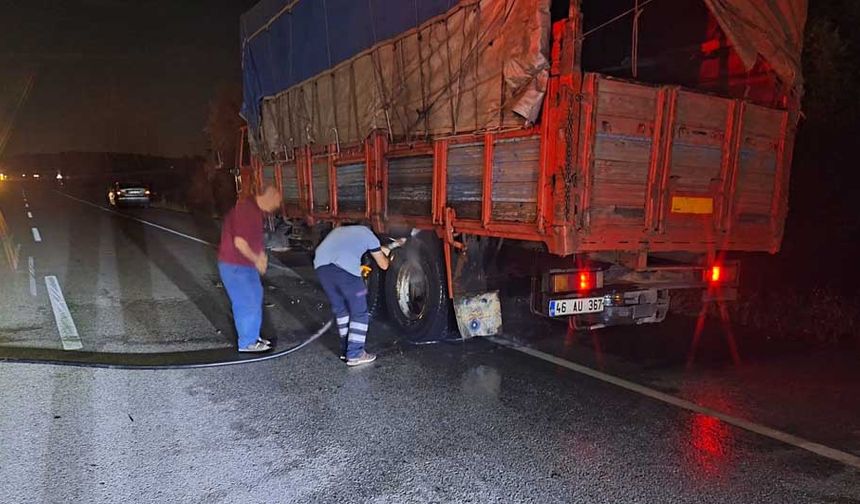 Seyir halindeki kamyonun lastikleri alev aldı