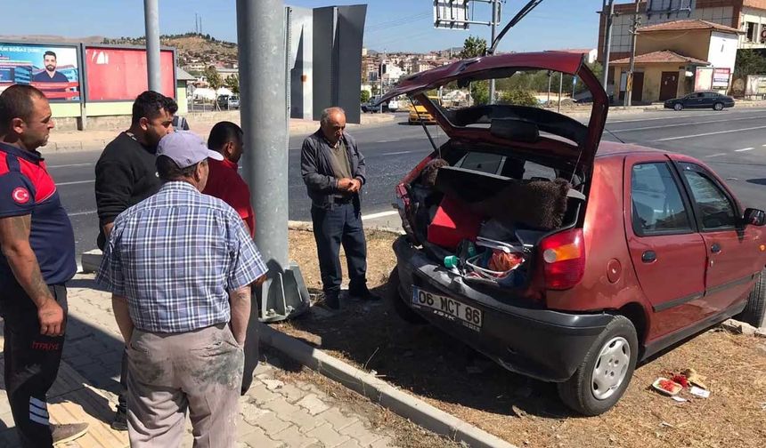 Kavşakta iki otomobil çarpıştı
