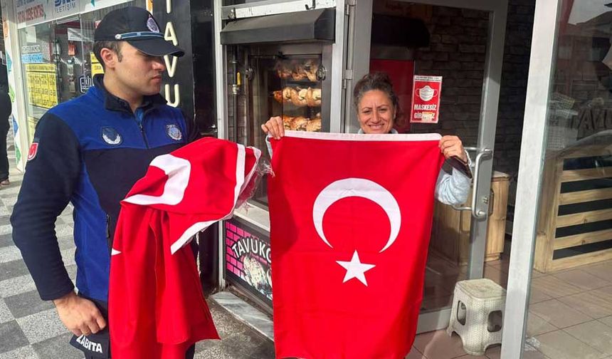 Sungurlu Belediyesi’nden  esnafa hediye Türk Bayrağı